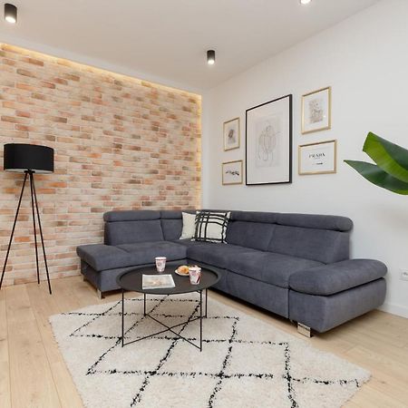 Loft Apartment With Parking In Warsaw By Noclegi Renters Bagian luar foto